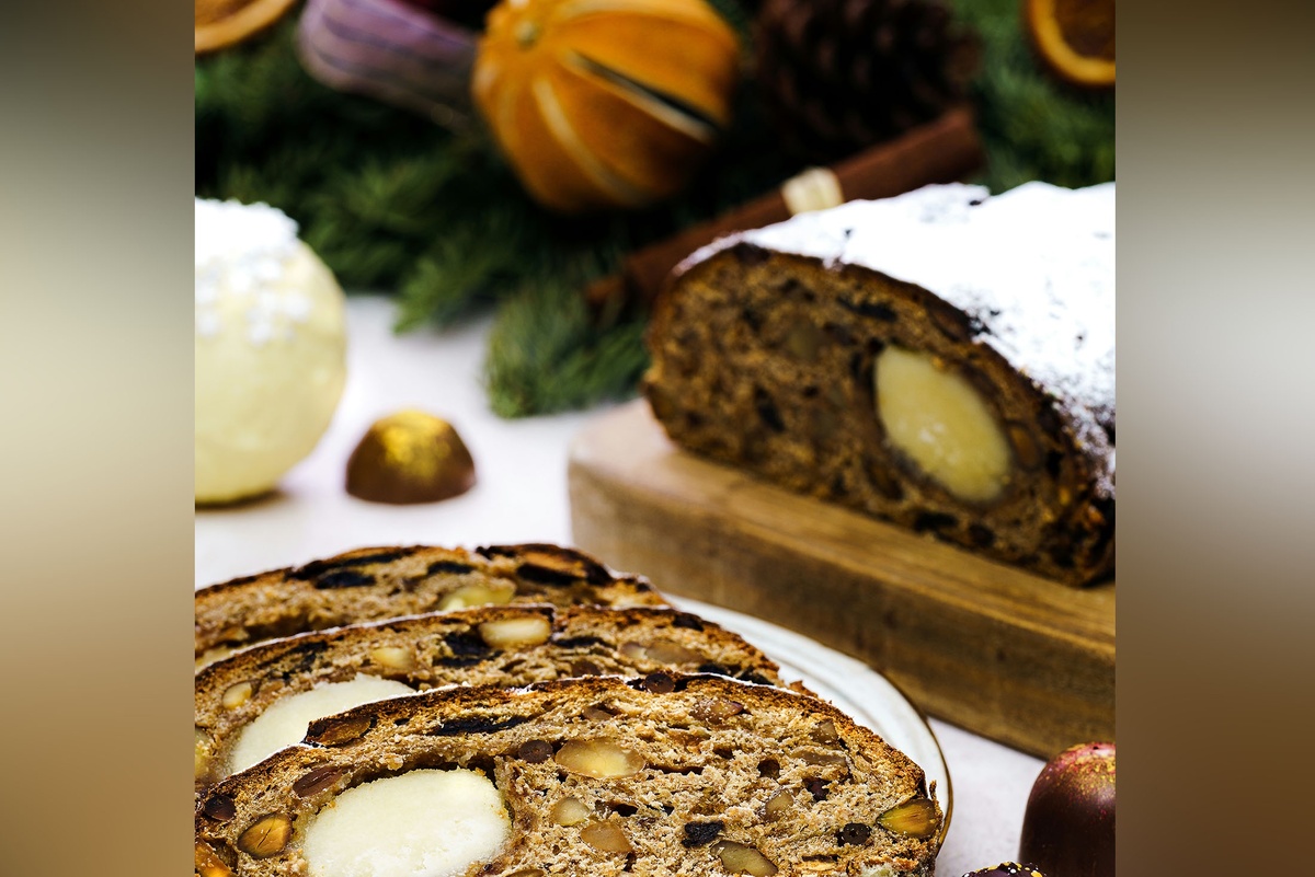    Штоллен - традиционная немецкая рождественская выпечка из дрожжевого сдобного теста с изюмом, орехами, цукатами и различными пряностями. / Фото: unsplash.com