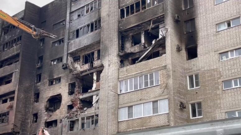    Дом на ул. Коммунистической, в который врезался военный самолет. Фото: t.me/BublikRomanEisk