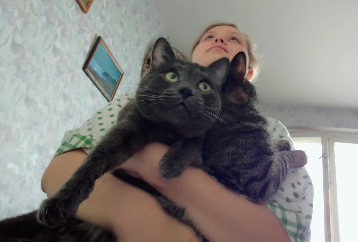 Силя с братом в крепких Ксюшиных объятиях