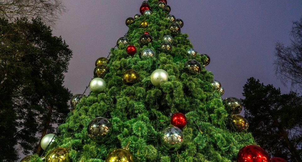    Новогодняя елка с шарами в детском городке «Сказочный» Красногорска / Медиасток.рф