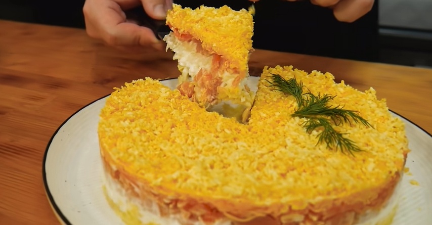 Салат "Мимоза" уложенный слоями