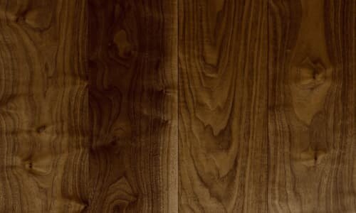 Американский черный орех, очень дорогой и благородный. 