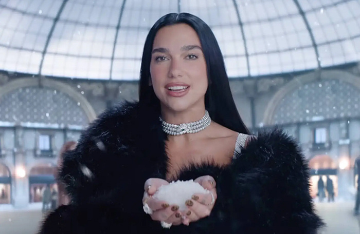    Певица Дуа Липа в мировом кампейне к зимним Олимпийским играм 2026 года. На ней колье-чокер с бриллиантами Serpenti из коллекции Bvlgari High Jewelry в сочетании с шубой. Фото: пресс-служба Bvlgari