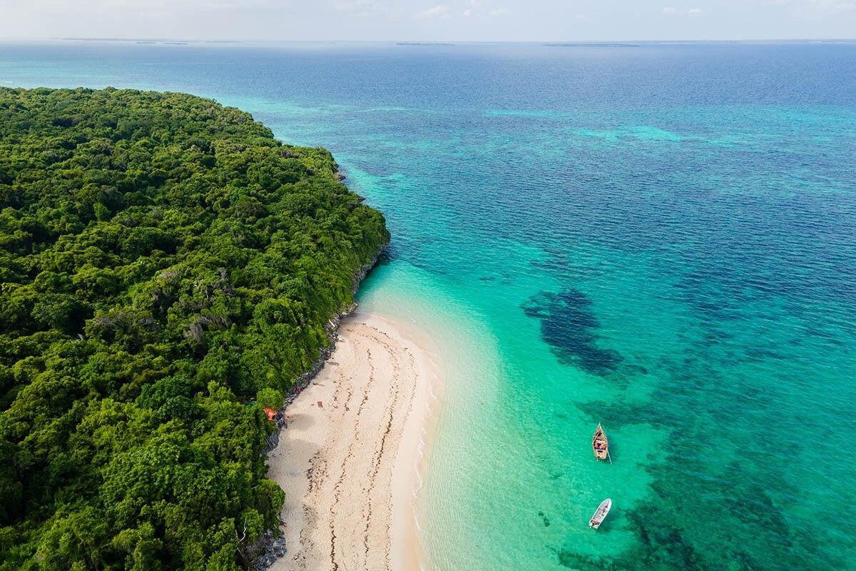 Занзибар — райский тропический остров с красивыми пляжами. Источник: MexChriss / Shutterstock / FOTODOM📷
