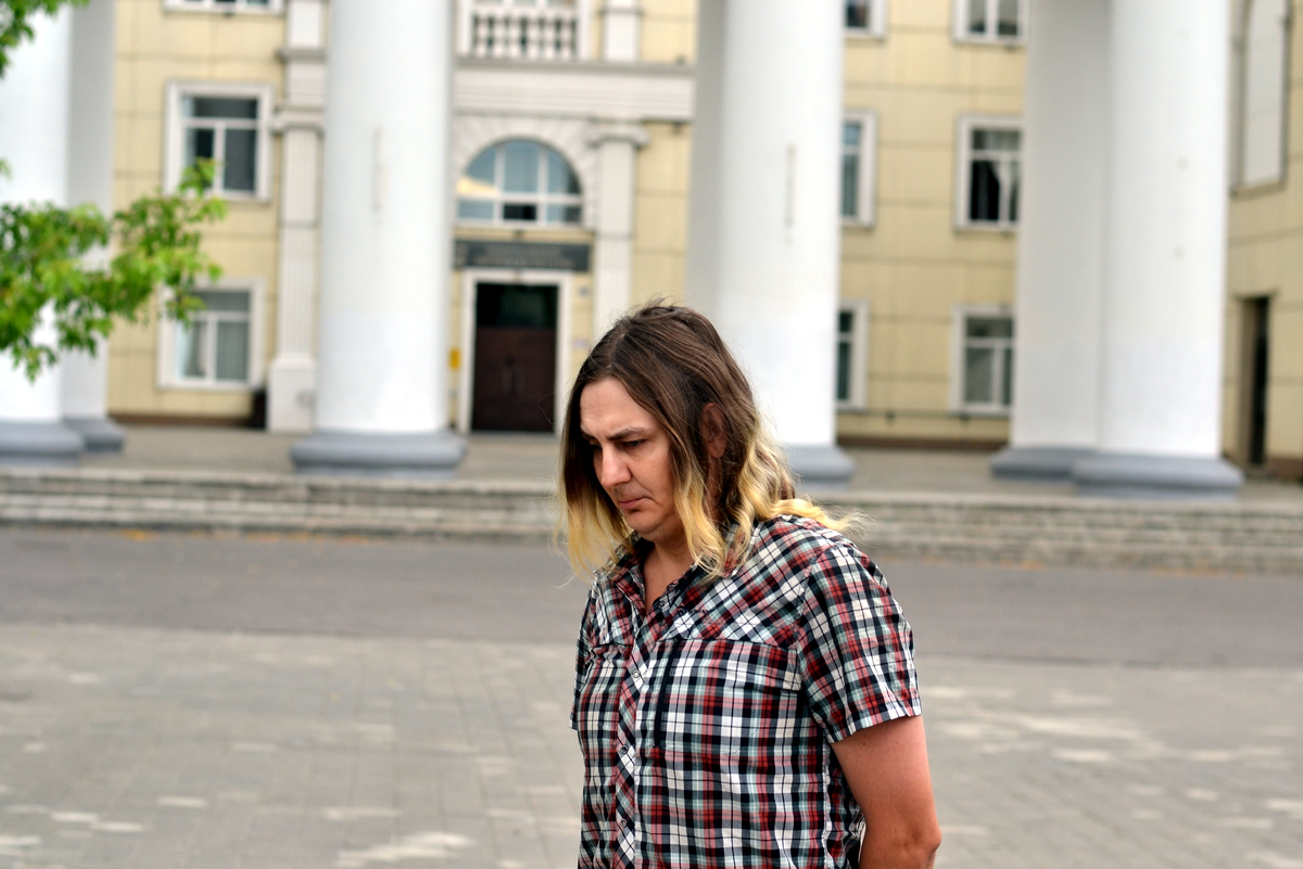 Музыкант у ДК задумался. Фото из архивов Please Wait...