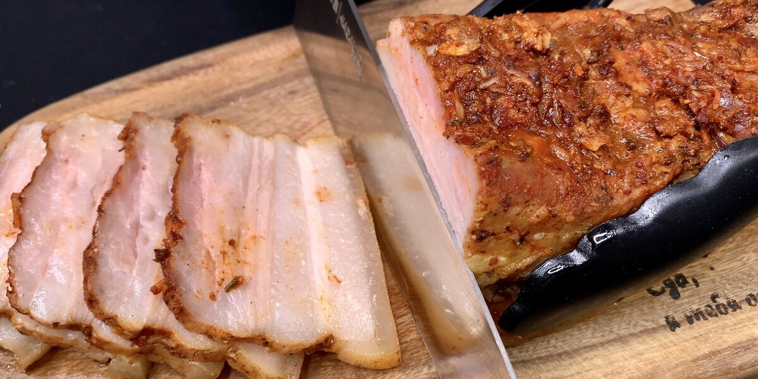 Никакой варки в бульоне и секретный ингредиент: Потрясающая закусочная грудинка на любой стол и любой случай