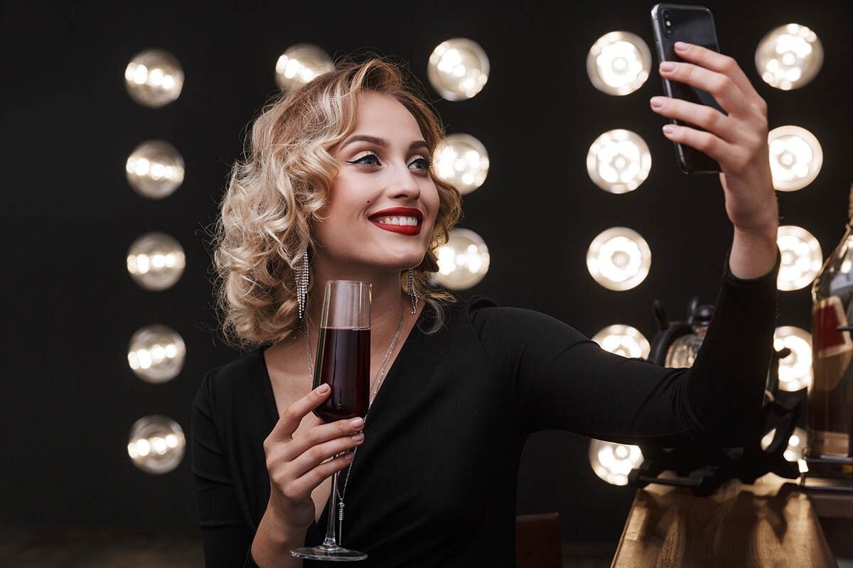 Делимся необычными рецептами новогодних коктейлей. Источник: Dean Drobot / Shutterstock / FOTODOM📷
