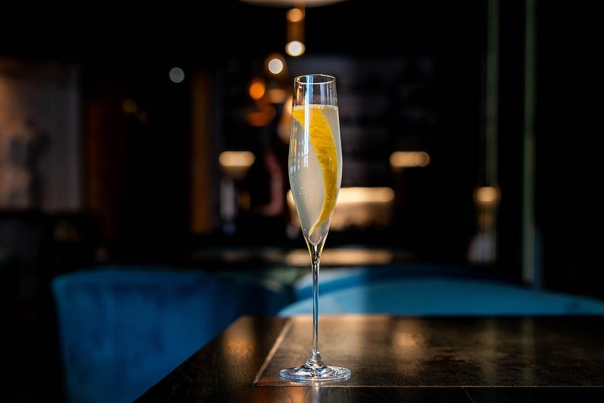 «Френч-75» заменит привычное шампанское или игристое вино. Источник: siamionau pavel / Shutterstock / FOTODOM📷
