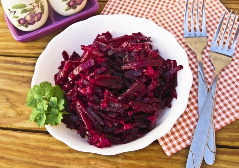 Свекольный салат с орехами и черносливом: витаминный взрыв