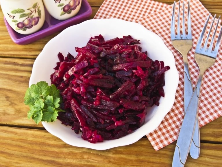 Свекольный салат с орехами и черносливом