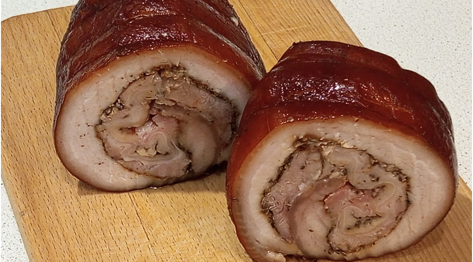 Рулет из свиной грудинки.