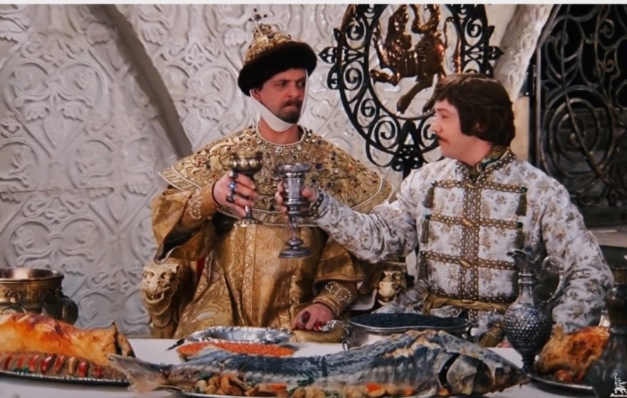    Соберите идеальный новогодний стол по-русски: главные традиционные блюда, которые создают праздник. Кадр из к/ф «Иван Васильевич меняет профессию». Источник изображения: dzen.ru