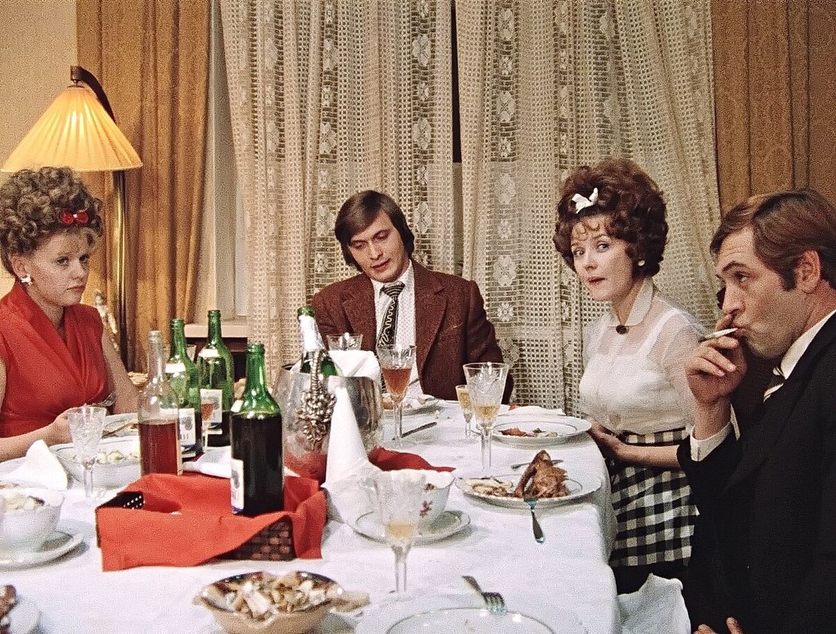    Без этих блюд праздник «не тот». Кадр из к/ф «Москва слезам не верит». Источник изображения: ru.pinterest.com