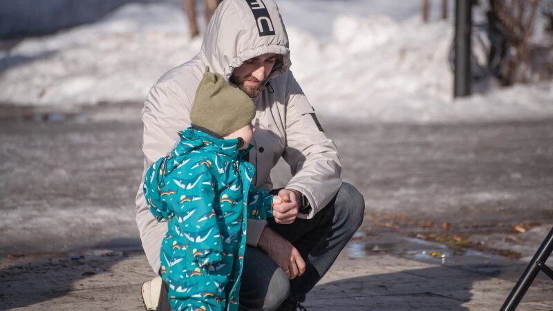     Молодой папа гуляет с ребенком. Дети. Дарья Беркетова
