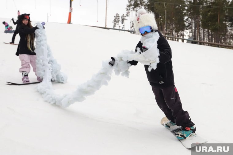     Дед Мороз прокатился на сноуборде