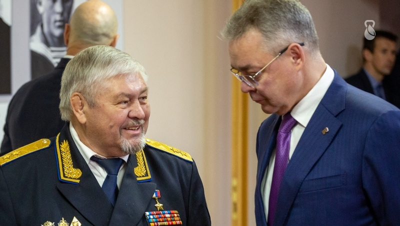    Губернатор Владимир Владимиров с приглашёнными гостями Фото: Артём Хорошилов / / ИА «Победа26»