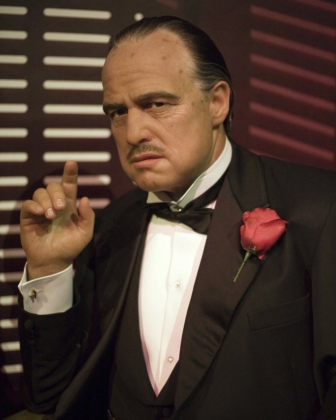 Из Википедии. Ма́рлон Бра́ндо[4][5] или Марло́н Брандо́[6] (полное имя — Марлон Брандо-младший (англ. Marlon Brando Jr.); 3 апреля 1924, Омаха — 1 июля 2004, Лос-Анджелес) — американский актёр и активист. Считающийся одним из величайших и самых влиятельных актёров двадцатого столетия,[7] он получил многочисленные награды[англ.] за свою шестидесятилетнюю карьеру, включая две премии «Оскар», две премии «Золотой глобус», награду Каннского кинофестиваля и три награды Британской киноакадемии. Брандо приписывают звание одного из первых актёров, представивших систему Станиславского и актёрский метод широкой аудитории.