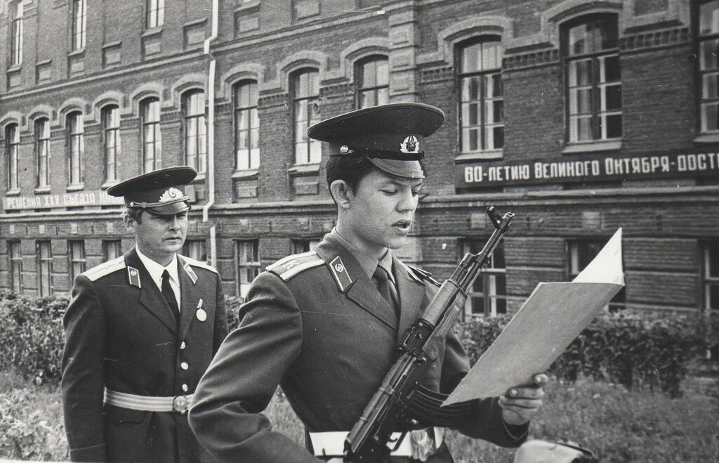 После присяги получил доверие сходить в караул...