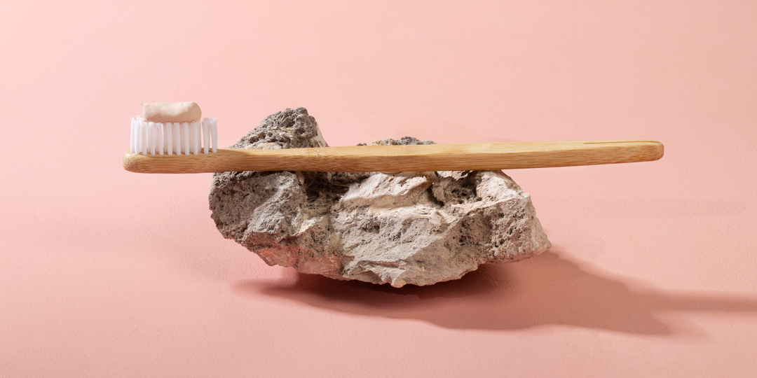 Жизнь на кончике щетинок: биография зубной щётки от неандертальца до наших дней