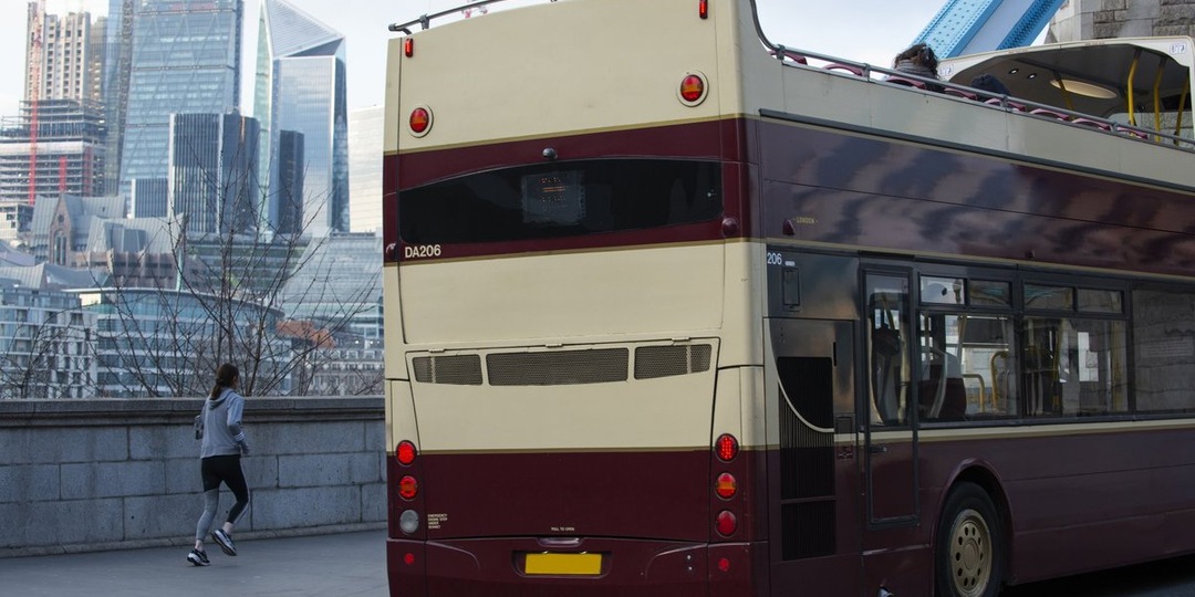 Туристическим автобусам могут разрешить выезжать на выделенные полосы