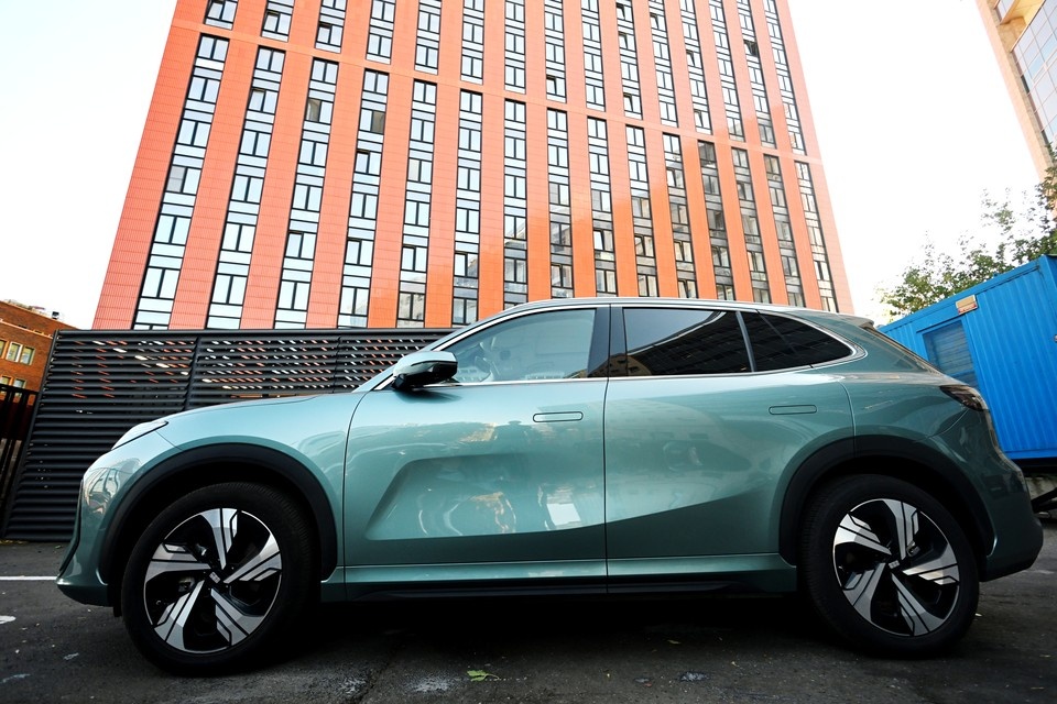    С некоторых ракурсов Geely EX5 кажется более компактным, чем есть на самом деле. Но по факту имеем полноразмерный кроссовер! Евгения ГУСЕВА