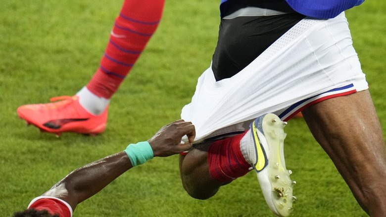 В Индии футболиста удалили за отказ снять трусы перед матчем