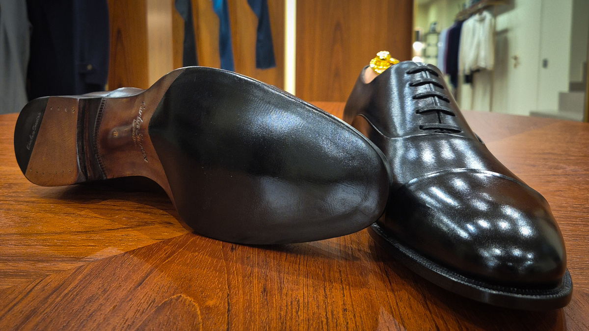 Телячья кожа с французских дубилен Du Puy и Annonay, конструкция Goodyear Welted, закрытый шов на подошве и скрипичная талия - признаки обуви класса bespoke