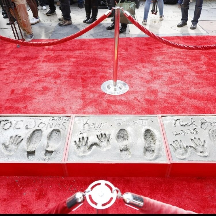 ФОТО: отпечаткки Джо, Кевина и Ника Джонас📷
