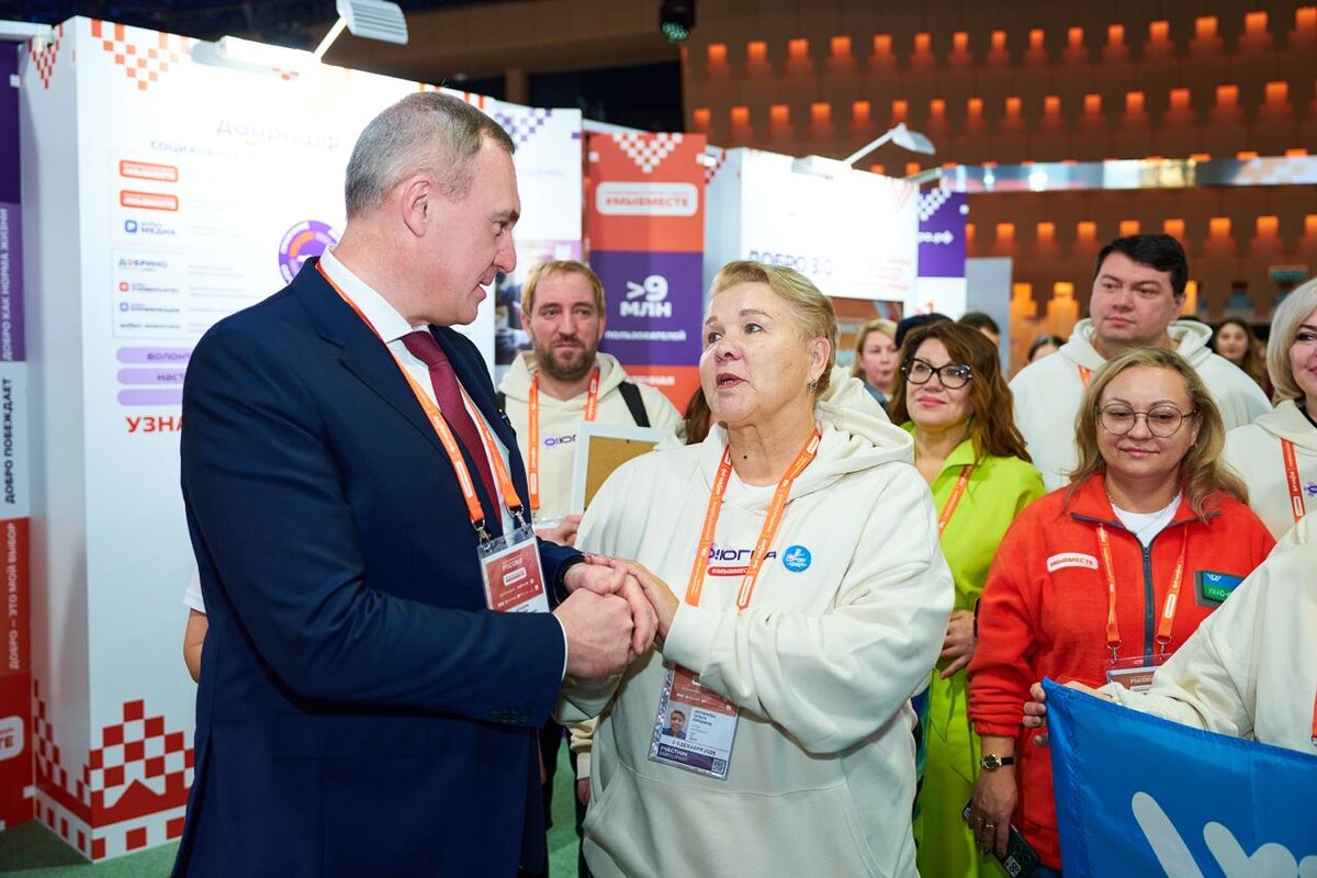    В День добровольца губернатор ХМАО посетил выставку ярких волонтерских проектов в Москве