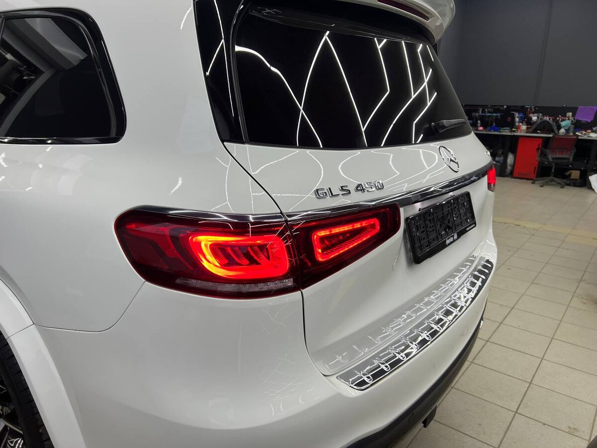 В качестве поворотника загарается красная секция стоп-сигнала.