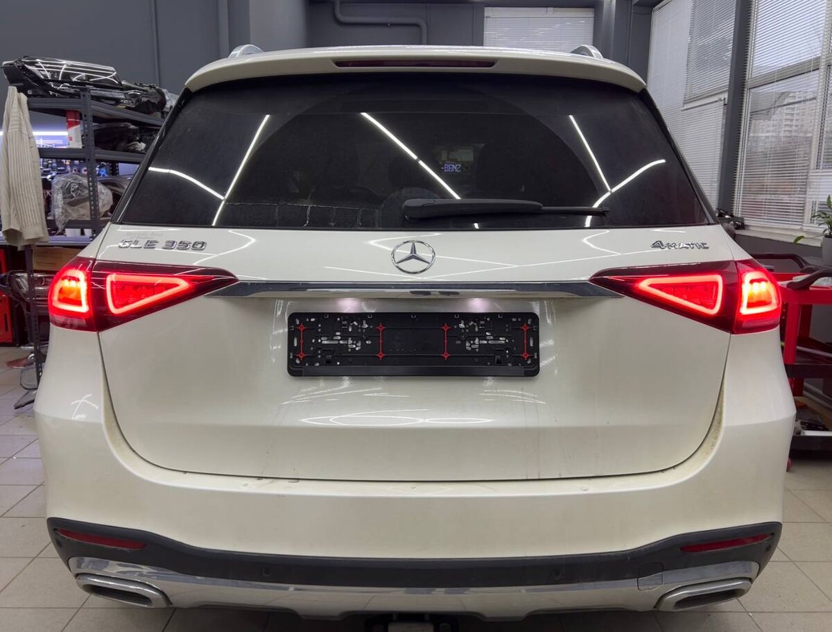 На данном ГЛЕ включена аварийная сигнализация, которая так же использует только крайние секции стоп-сигналов.