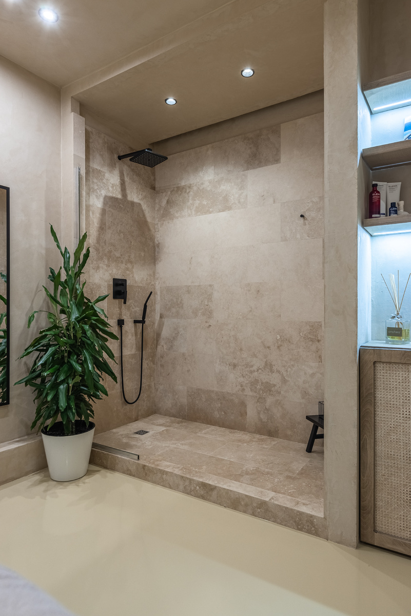 Теплый, солнечный, дышащий историей травертин в душевой.