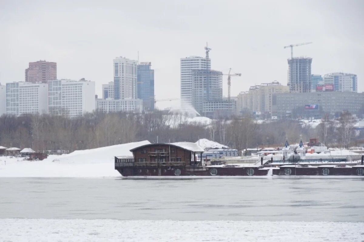    Обь судоходна на всем протяжении. При этом на Оби и её притоках выделяют девять судоходных районов. К тому же на Оби находится 14 городов и практически все они являются портовыми.