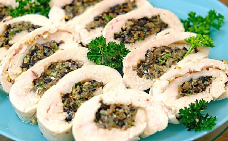 Куриная грудка в йогуртовом маринаде: сочный рулет с грибами и сыром
