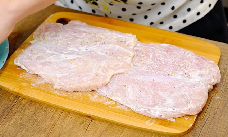 Куриная грудка в йогуртовом маринаде: сочный рулет с грибами и сыром