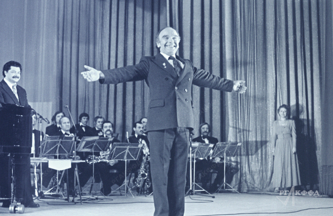 Композитор В.Я. Шаинский с оркестром на сцене театра Эстрады во время творческого вечера / Москва. Июнь 1981 г. / Фотограф: В.И. Савостьянов (Фотохроника ТАСС) / РГАКФФД. Арх.№ 0-340693 