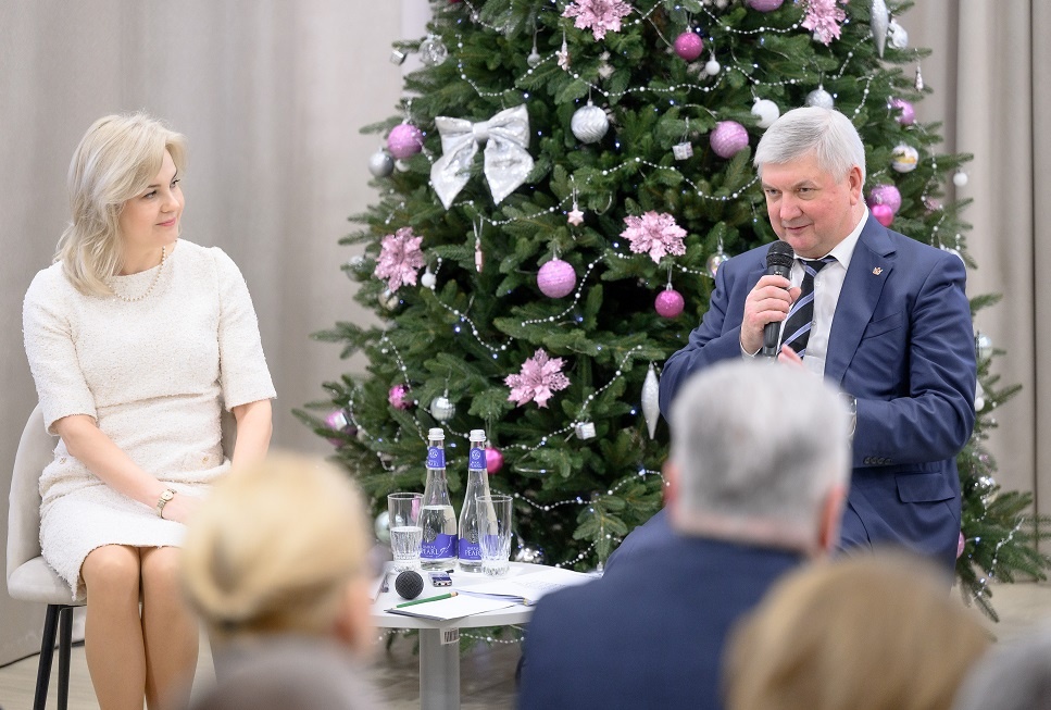     Губернатор Александр Гусев и председатель Общественной палаты Воронежской области Наталья Хван
