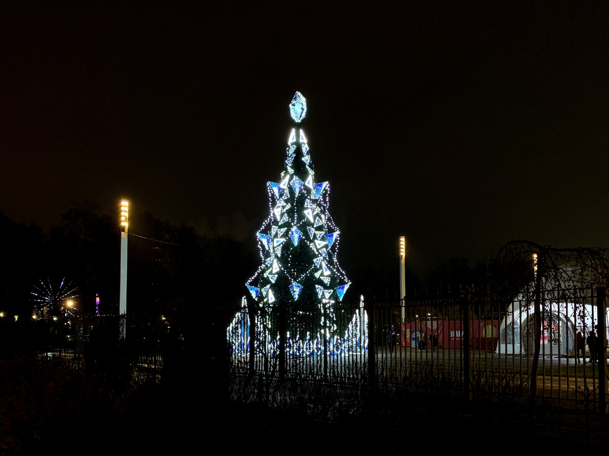 Эта ёлка в парке у дома культуры, раньше у администрации стояла