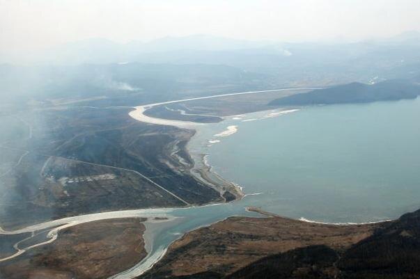 Бухта Суходол и одноименная река, впадающая в Японское море. Правый тупиковый рукав реки - и есть та самая Соленая. 