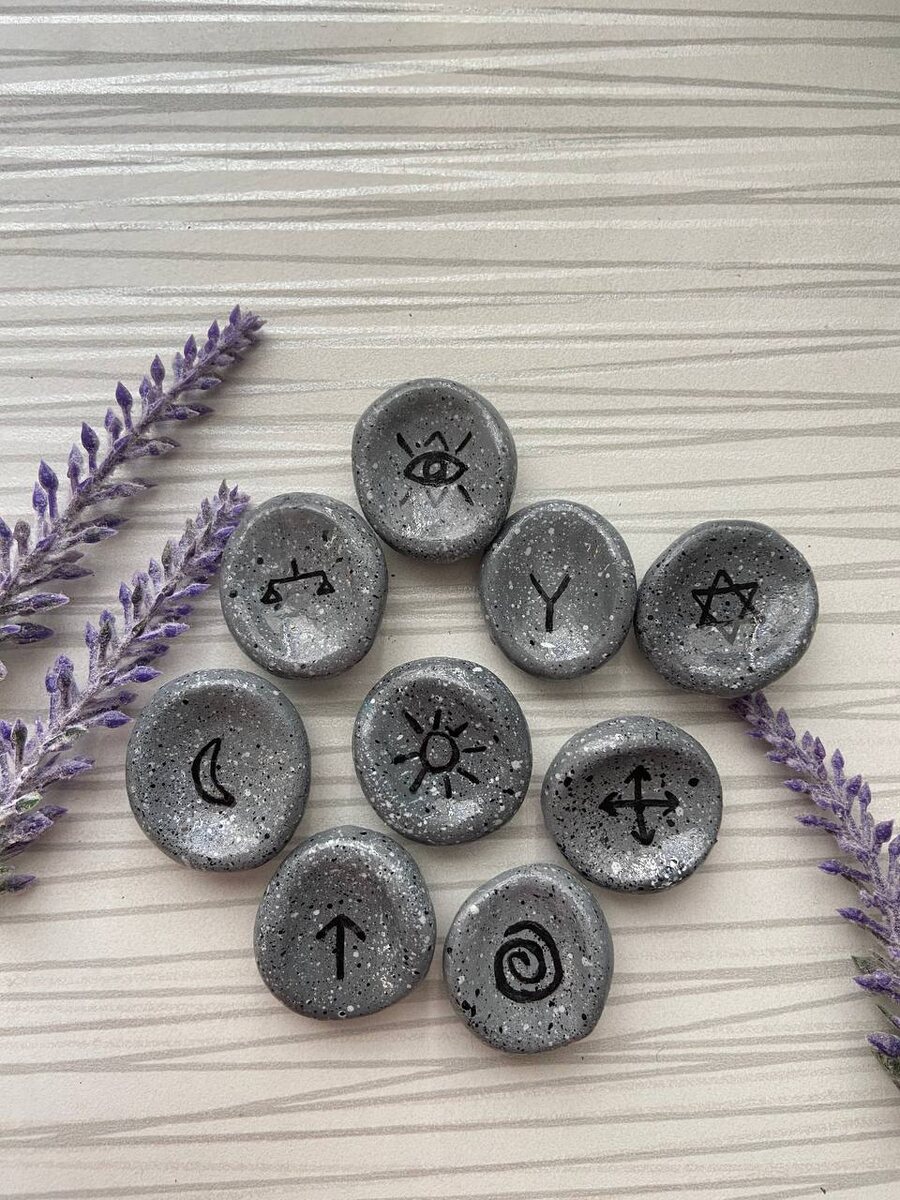 Worry stone с рунами ведьмы