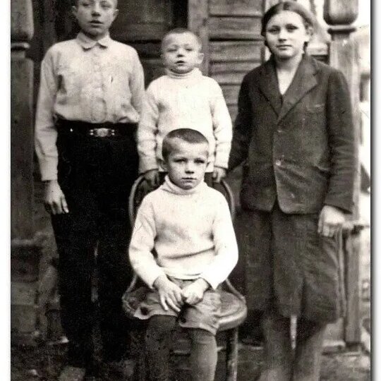 Бойся людей, для которых власть - мечта. Иди за теми, для кого власть - это крест, - учила Наталья Кончаловская сына.