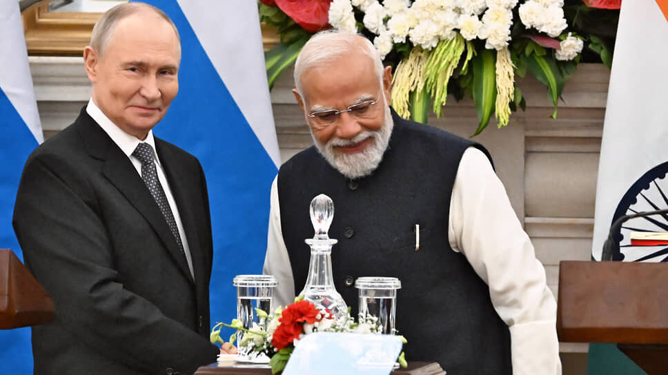 Графинчик на стойке для микрофона наводит на мысли .📷Фото: Дмитрий Азаров / Коммерсантъ