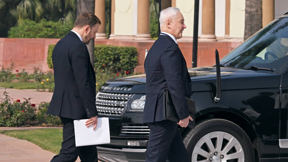 Замглавы администрации президента России Максим Орешкин, министр обороны Андрей Белоусов и «Рендж Ровер» премьер-министра Индии .📷Фото: Дмитрий Азаров / Коммерсантъ