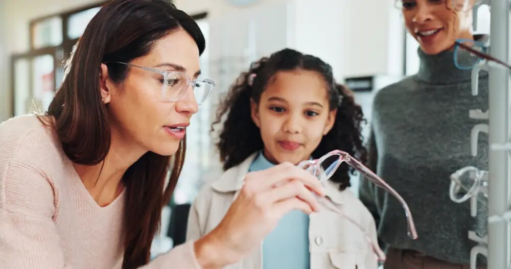 Оптик подбирает ребенку очки