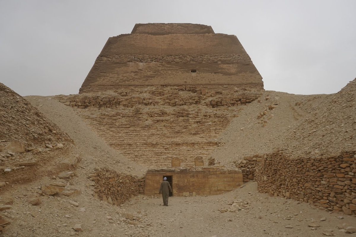 Мог ли французский гарнизон, численность которого в течении 2-х лет колебалась от 5000 до 10000 человек построить такую цитадель? Безусловно! Опытные солдаты, прошедшие европейские компании, закаленные и готовые к любым работам, подстегиваемые постоянной опасностью, вполне могли соорудить такую штуку, на готовой мастабе, или даше с нуля. Тем более, что окрестные туземцы, привлеченные известиями о том, что здесь иногда кормят, могли усилить строителей кратно.