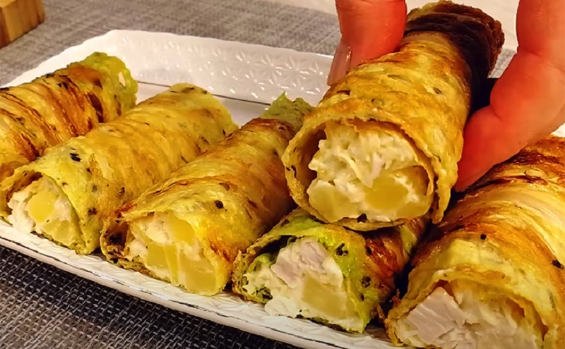 Яркие рулетики с салатом: необычная закуска с курицей, ананасом и сочной капустой