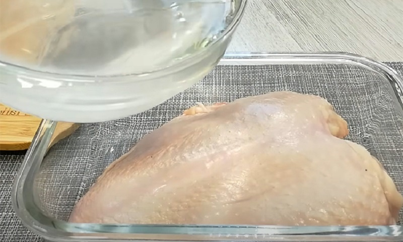 Яркие рулетики с салатом: необычная закуска с курицей, ананасом и сочной капустой