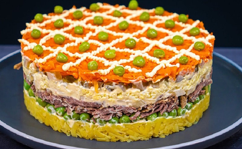Салат-торт с говядиной: эффектная альтернатива Оливье для праздничного стола