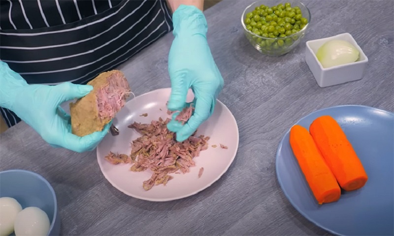 Салат-торт с говядиной: эффектная альтернатива Оливье для праздничного стола