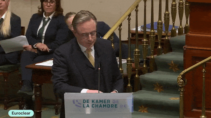    Парламент Бельгии встретил овацией отказ премьера Барта Де Вевера отдать замороженные активы РФ Еврокомиссии. Видео: телеканал VRT